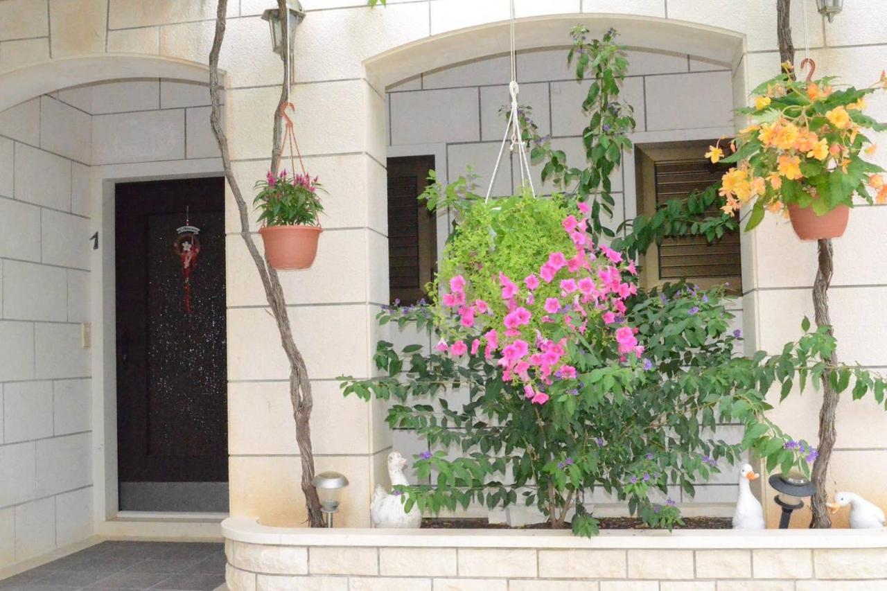 Apartments Darija & Pero Pucisca Exterior photo
