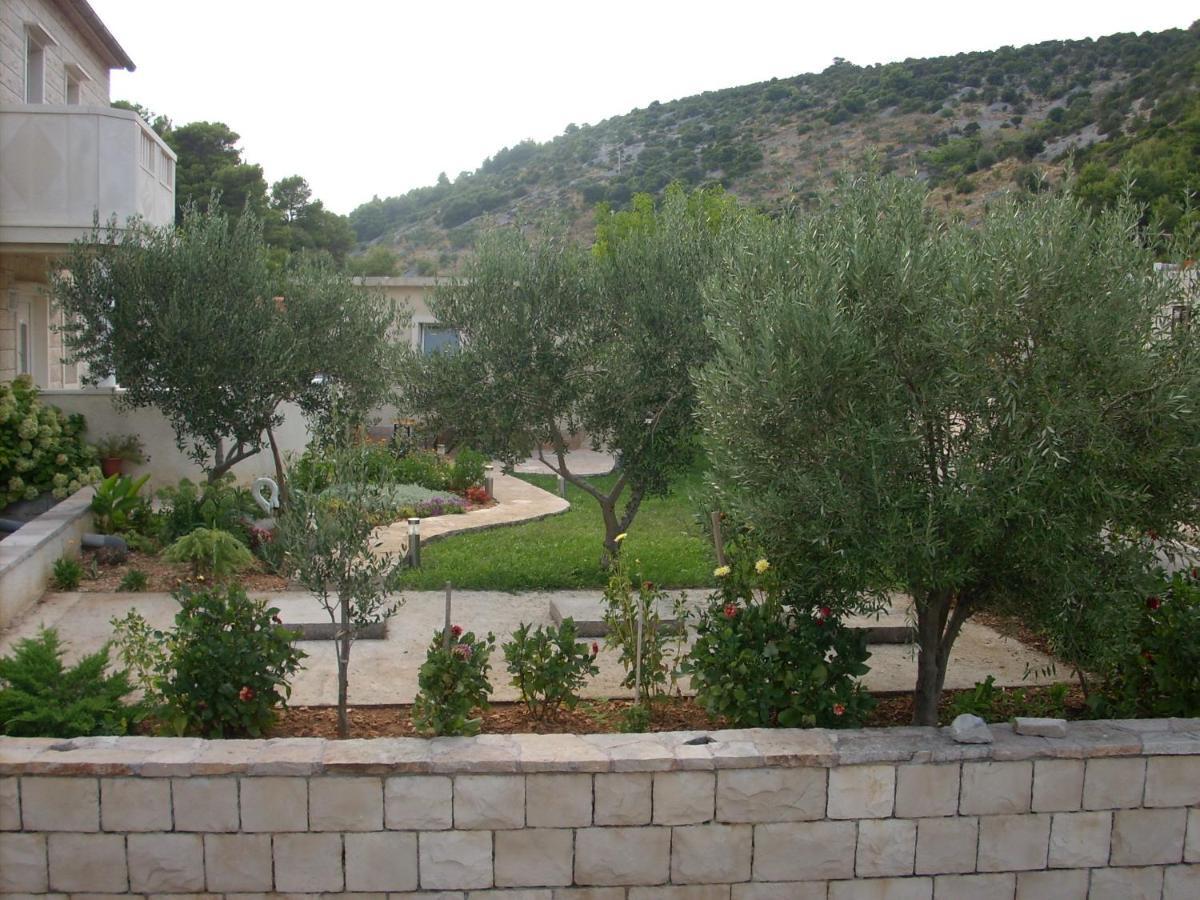 Apartments Darija & Pero Pucisca Exterior photo